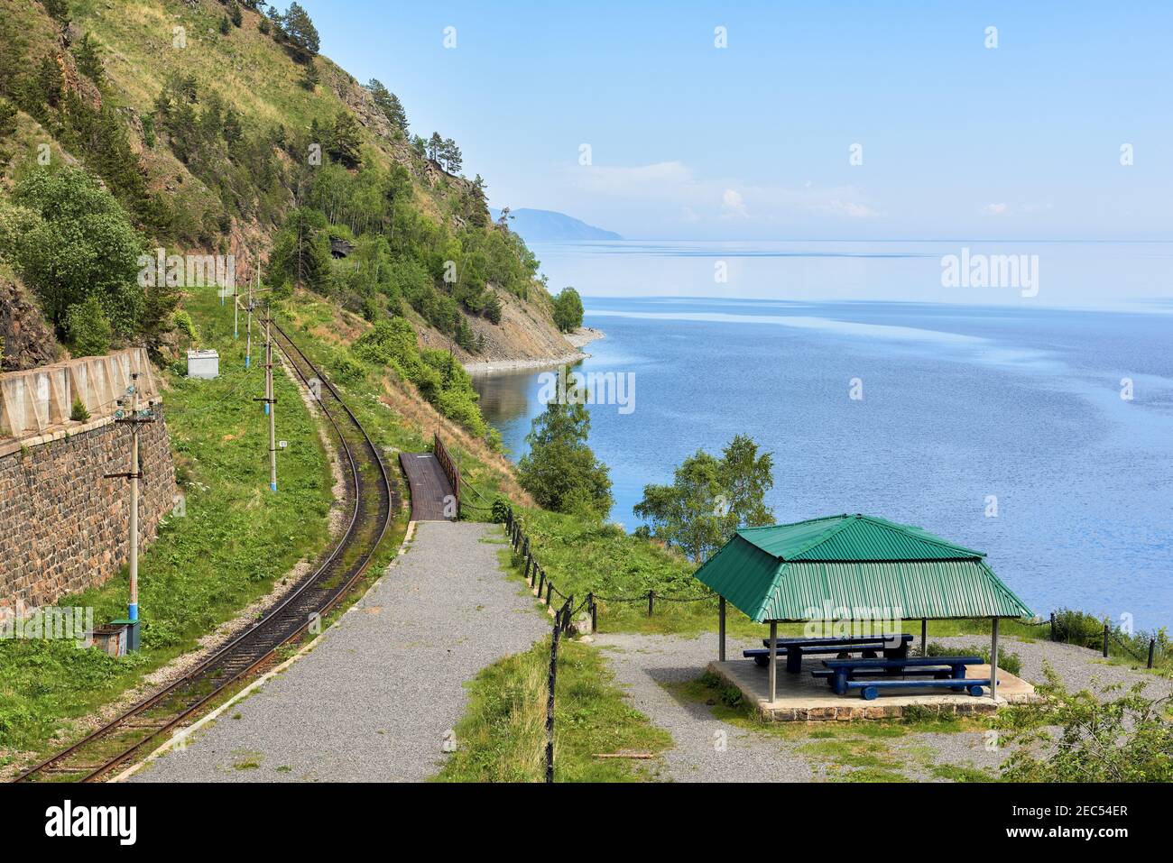 Pavillon am Rande des Baikalsees auf 123 km. Die legendäre Kreuzung der Transsibirischen Eisenbahn. Historische Anlegestelle im Jahr 1904. Die aktuelle Single-t Stockfoto