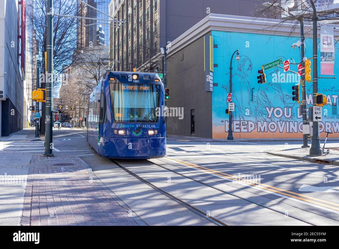 Atlanta, USA - Jan 18th 2021: Blaue Straßenbahn in der Innenstadt von Atlanta, USA Stockfoto