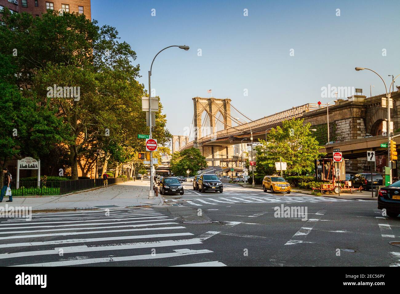 Der Verkehr an der Robert F. Wagner Sr. Place Straße an der Brooklyn Bridge Stockfoto