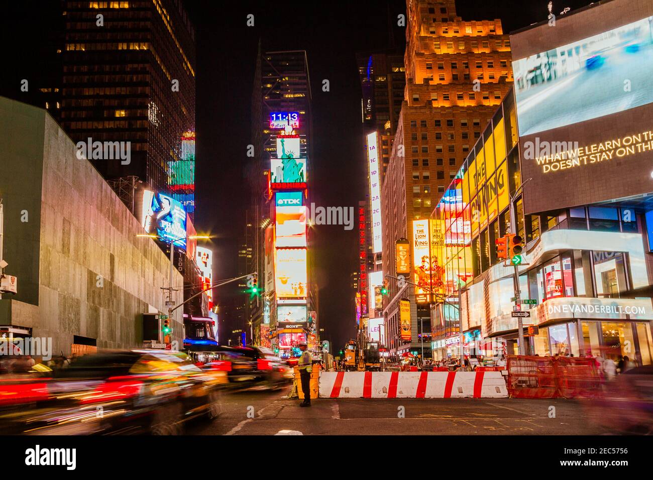 Nächtlicher Verkehr am Times Square mit verschwommenen Autos Bewegung Stockfoto