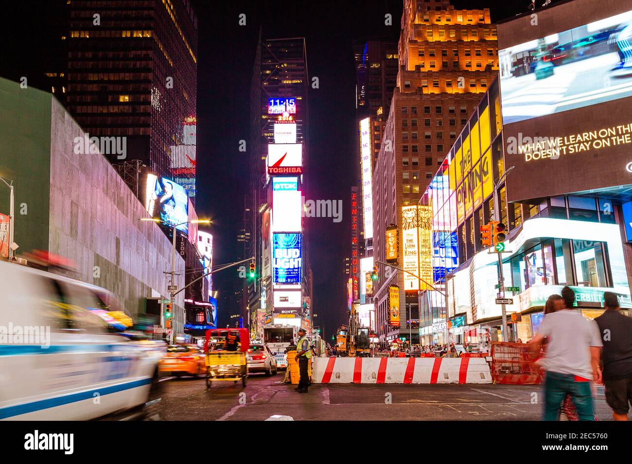 Ein Verkehrsagent, der den Verkehr am Times Square kontrolliert Nacht Stockfoto