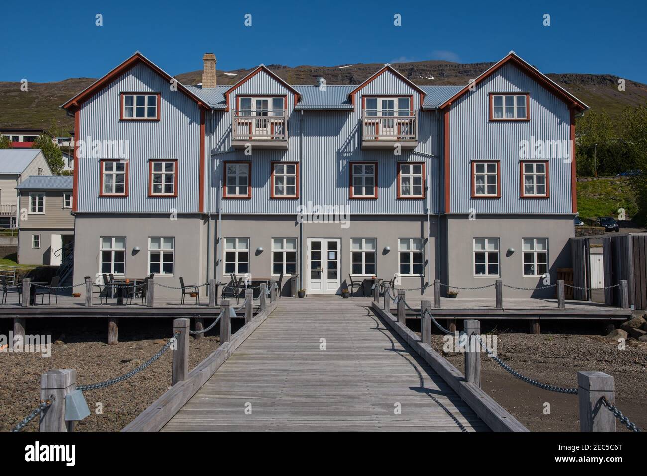 Faskrudsfjordur Island - Juni 10. 2019: Hotel im alten französischen Krankenhausgebäude in der Stadt Faskrudsfjordur in Ostisland Stockfoto