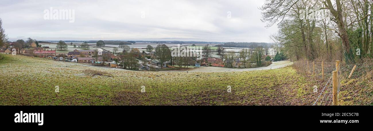 Panoramablick über die ländliche Landschaft Ackerland mit Feldern in Ein Tal im Winterfrost Stockfoto
