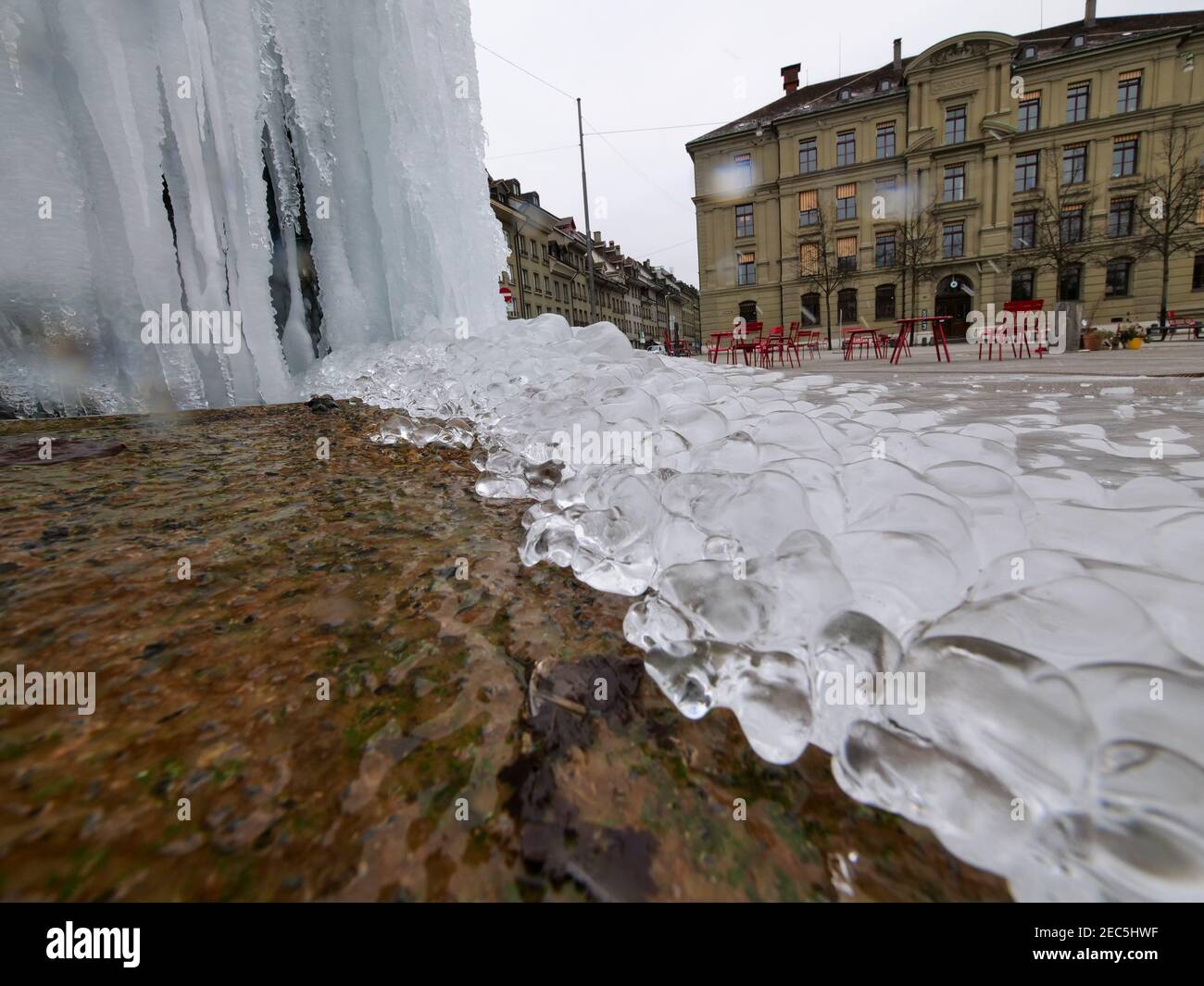 Gefrorener Meret-Oppenheim-Brunnen in bern Stockfoto