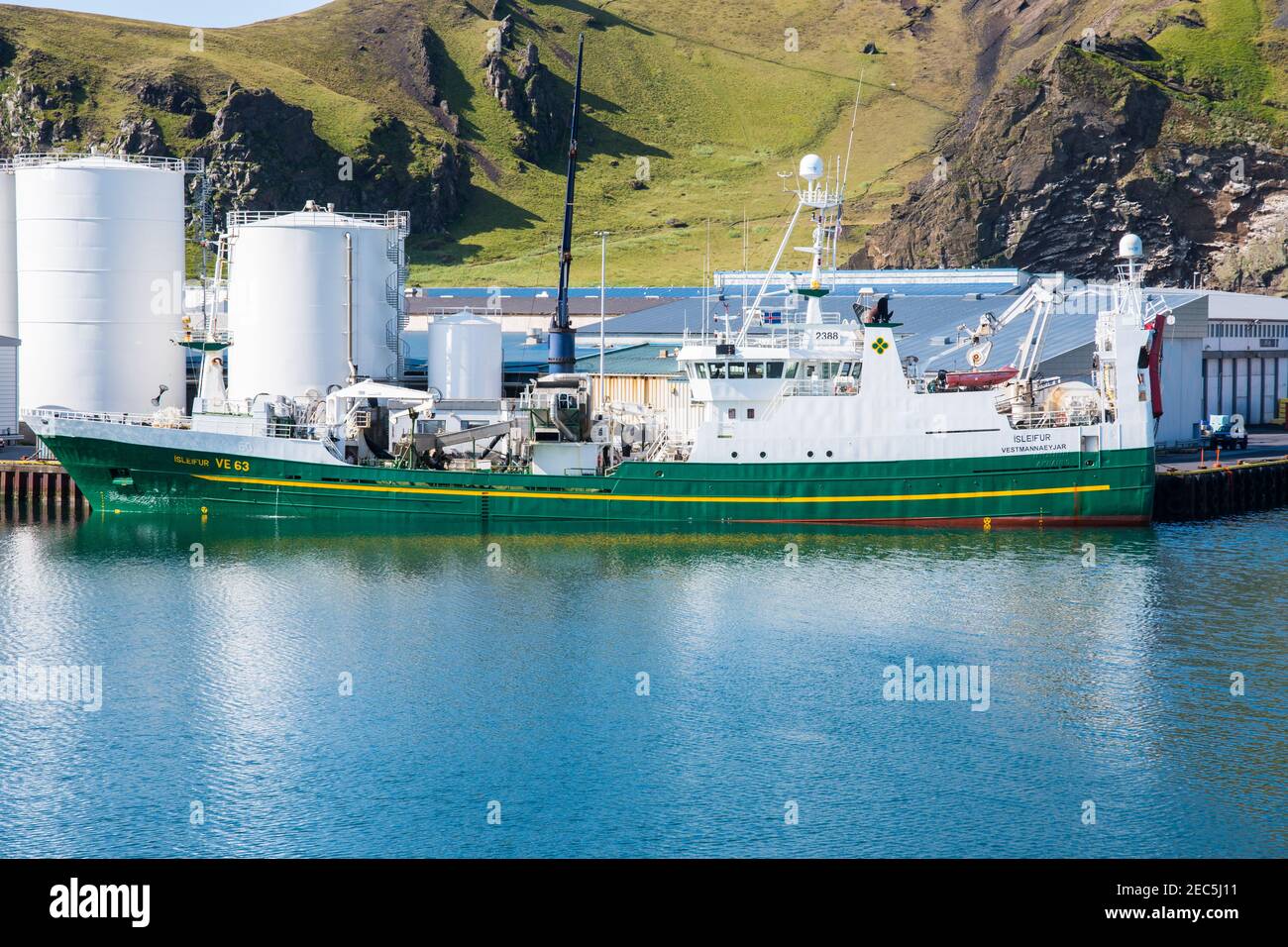 Vestmannaeyjar Island - August 9. 2019: Pelagisches Fischerschiff Isleifur im Hafen von Heimaey Stockfoto