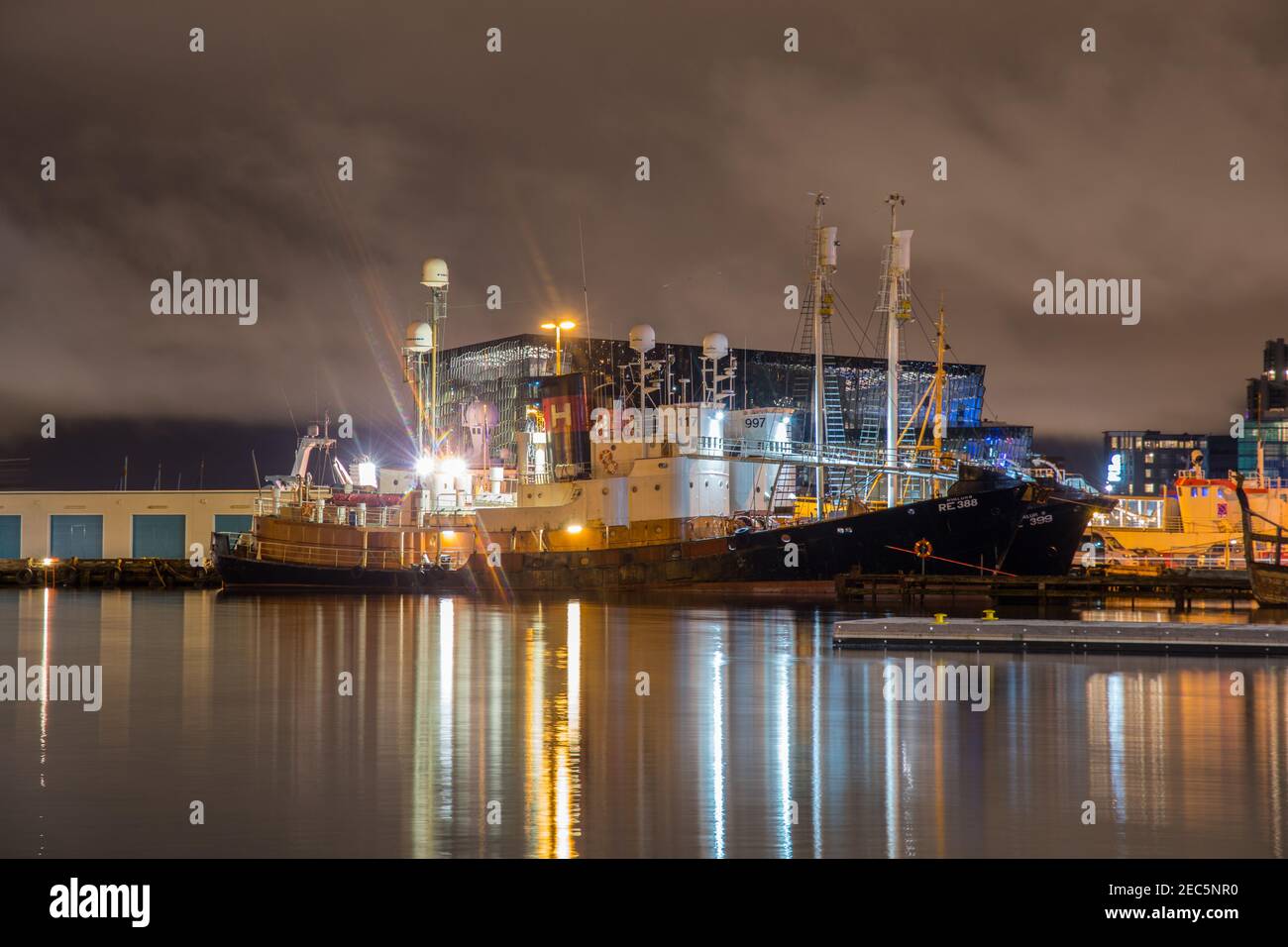 Reykjavik Island - Oktober 31. 2019: Waljagdschiffe im Hafen von Reykjavik Stockfoto