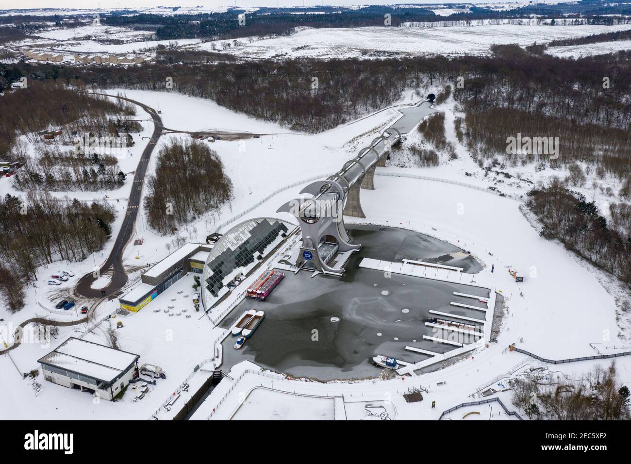 Falkirk, Schottland, Großbritannien. Februar 2021, 13th. Im Bild: Das Falkirk Wheel, umgeben von Schnee und Eis. Schottland war wieder einer der kältesten Nächte ausgesetzt. Das Met Office hat eine gelbe Wetterwarnung für Schnee und Eis für die nächsten 24 Stunden herausgegeben. Das Falkirk Wheel ist ein rotierender Bootslift in Zentral-Schottland, der den Forth und Clyde Canal mit dem Union Canal verbindet. Der Lift ist nach Falkirk benannt, der Stadt, in der er sich befindet. Es verbindet die beiden Kanäle zum ersten Mal seit dem 1930s. Es wurde 2002 im Rahmen des Millennium Link Projekts eröffnet. Quelle: Colin Fisher/Alamy Live News Stockfoto