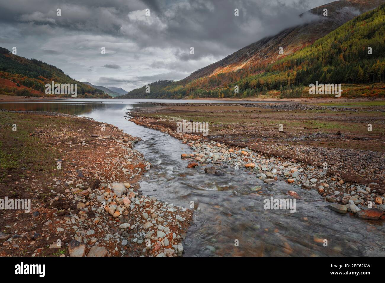 Stürmische graue Wolken über dem Coniston-Wasser im Lake District National Park, Cumbria, England, Großbritannien Stockfoto