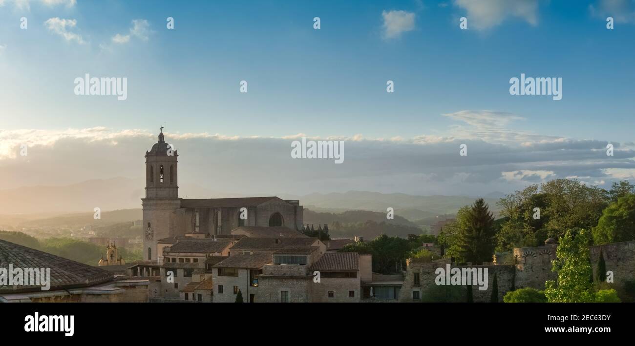 Stadtbild, Panoramablick auf Girona, Katalonien, Spanien. Die Kathedrale Von Girona. Blick von der Stadtmauer bei Nachmittagssonne. Stockfoto