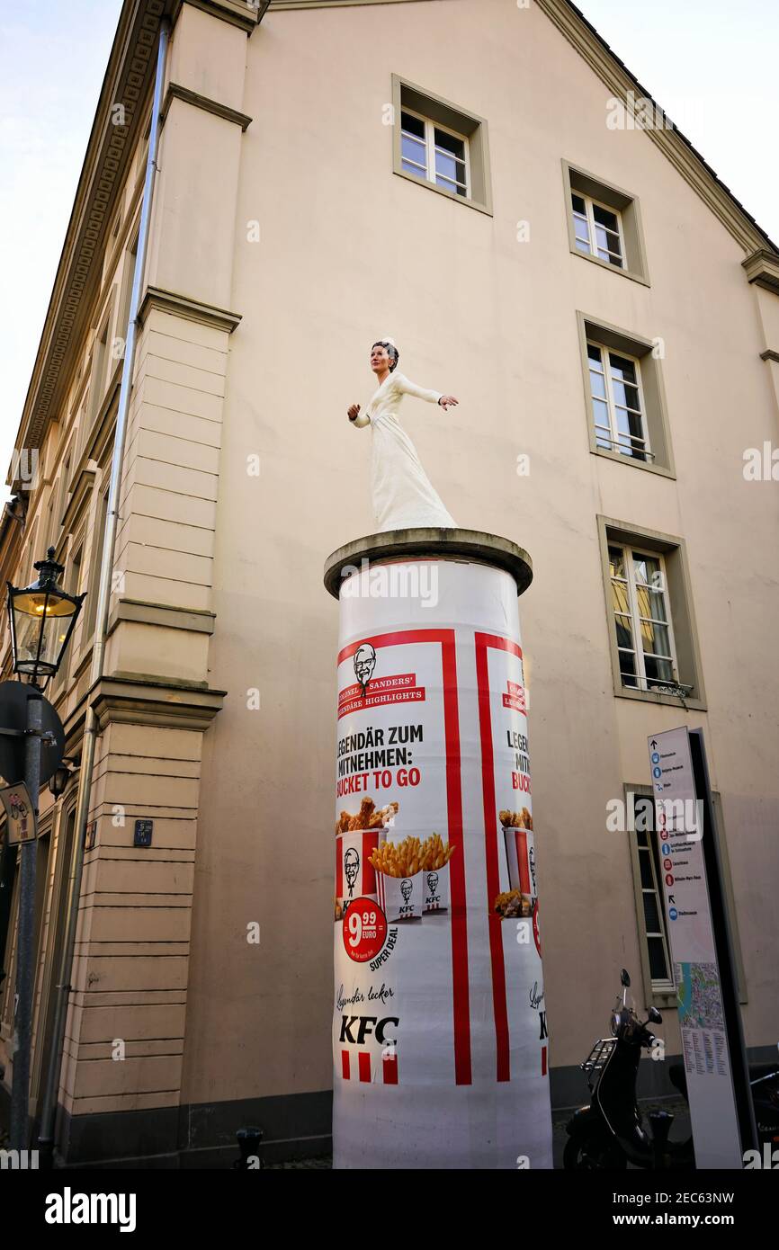 'Die Braut', eine lebensgroße Skulptur auf einer Werbesäule des Künstlers Christoph Pöggeler. Stockfoto