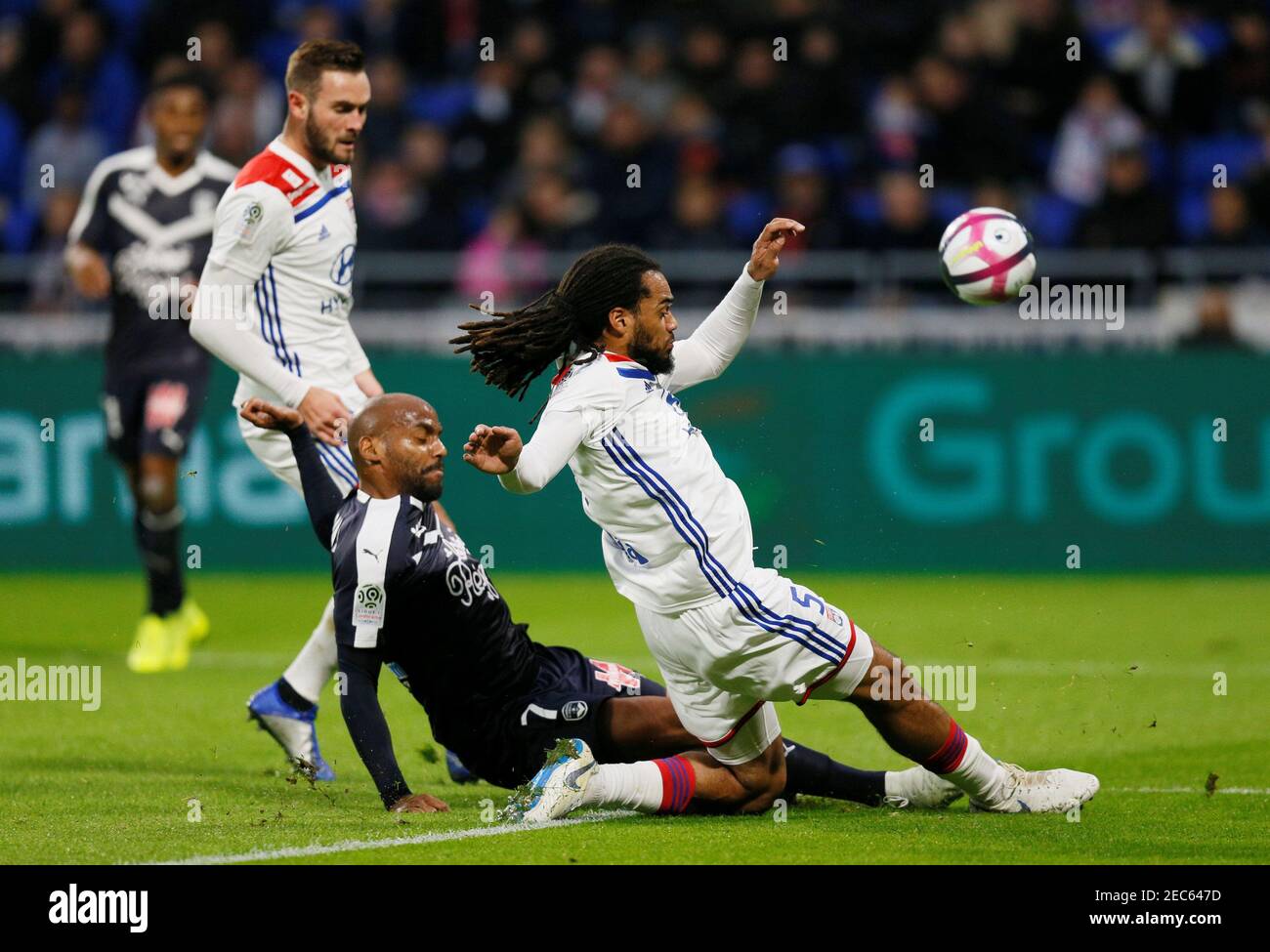 Fussball Ligue 1 Olympique Lyonnais Vs Bordeaux Groupama Stadium Lyon Frankreich 3 November 2018 Jimmy Briand Aus Bordeaux In Aktion Mit Jason Denayer Reuters Emmanuel Foudrot Aus Lyon Stockfotografie Alamy