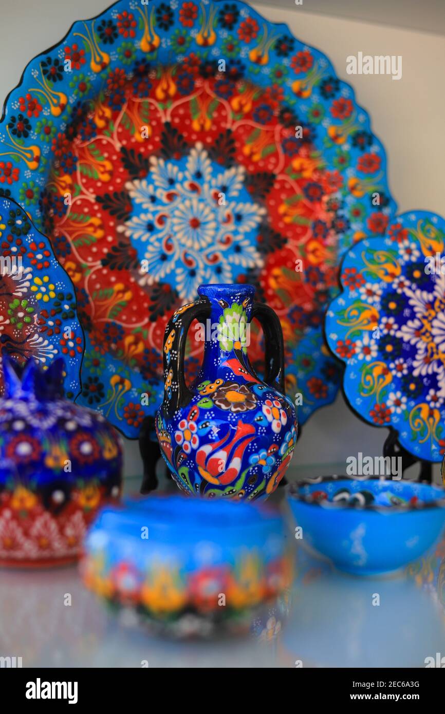 Albanische Keramik im Souvenirladen Stockfoto