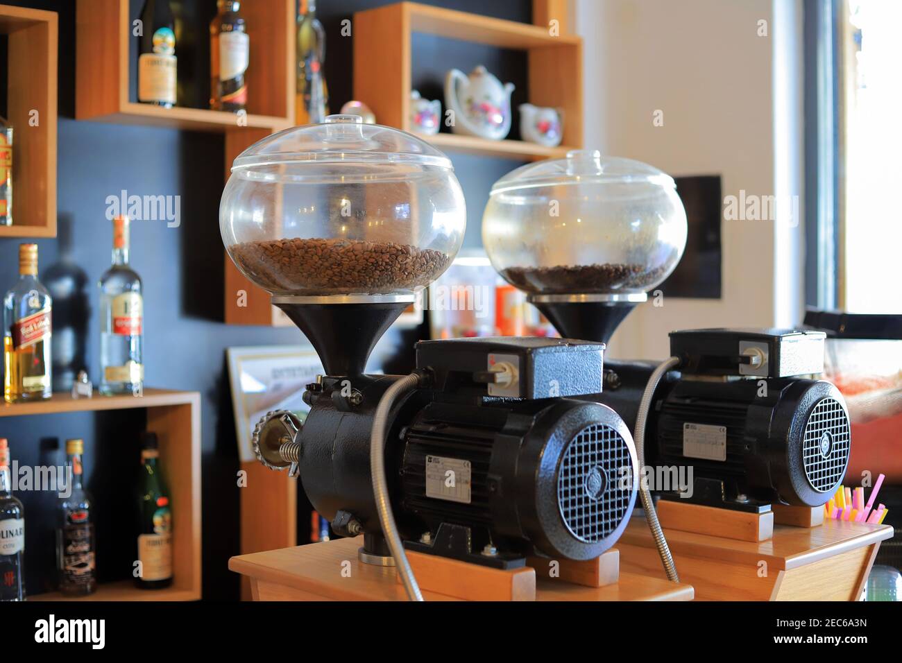 Große Kaffeemühle in einem Cafe-Shop Stockfoto