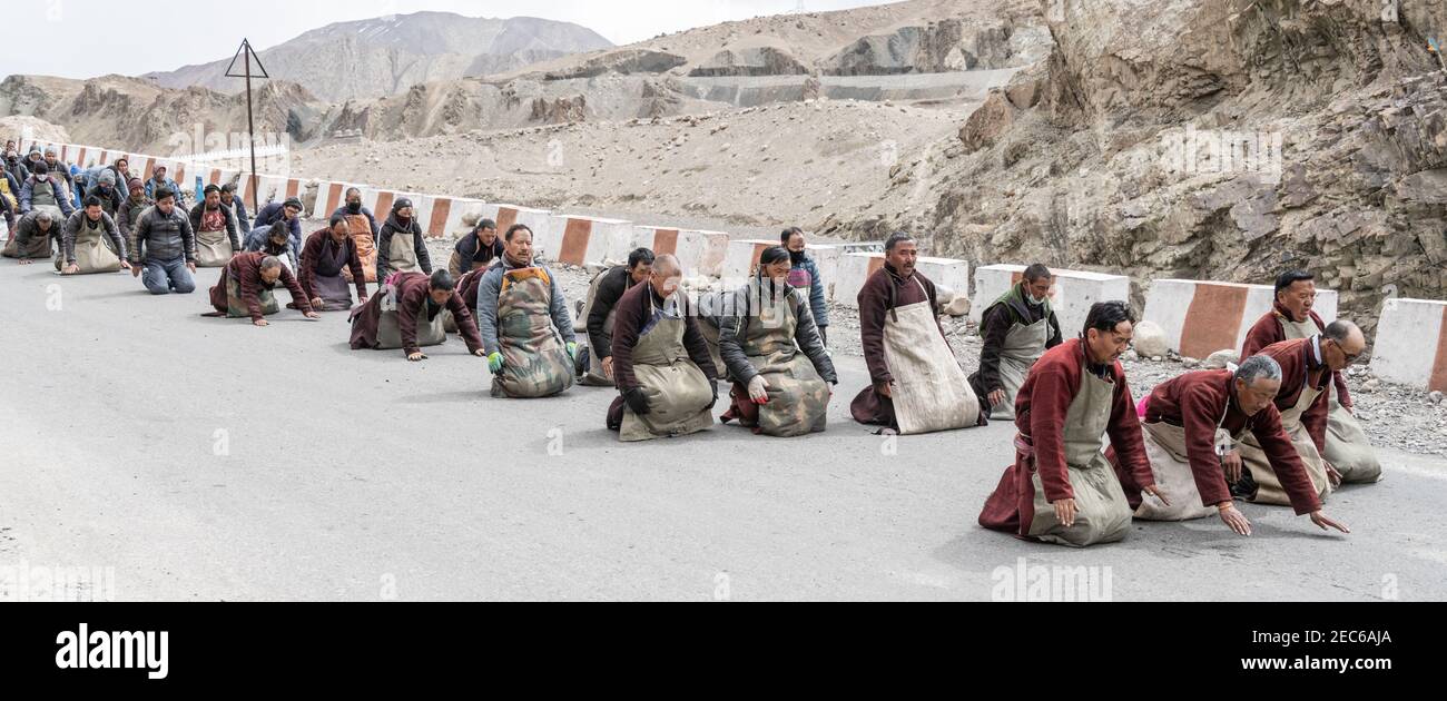 Pilger auf dem Weg zum Alchi Kloster, Ladakh Stockfoto