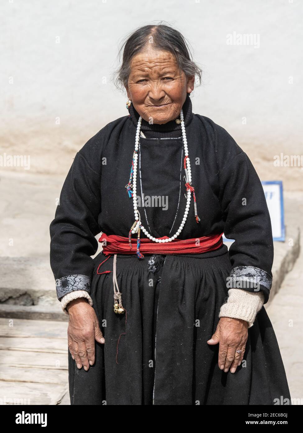 Lokale Frau in traditioneller Tracht im Alchi Kloster, Ladakh Stockfoto