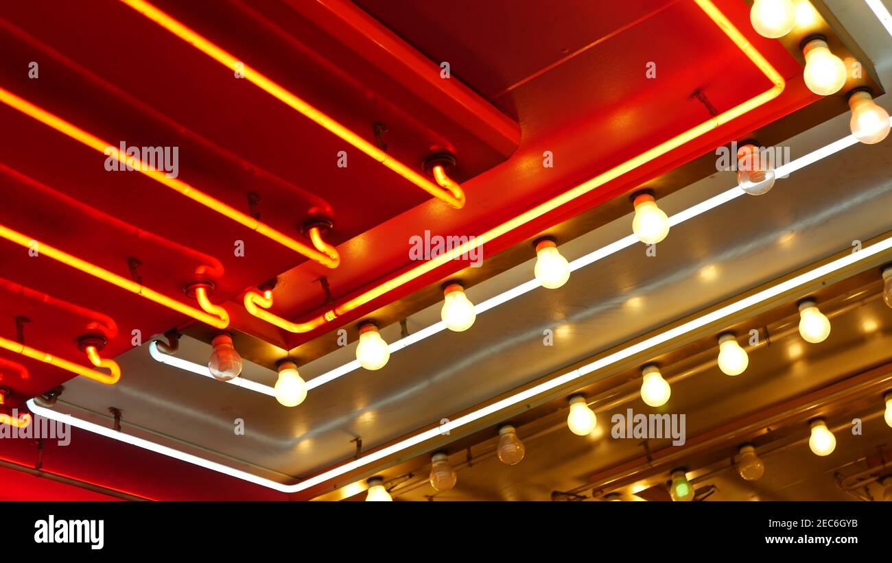 Alte angefachte elektrische Lampen blinken und leuchten in der Nacht. Abstrakte Nahaufnahme von Retro-Casino-Dekoration schimmert in Las Vegas, USA. Beleuchteter Vint Stockfoto
