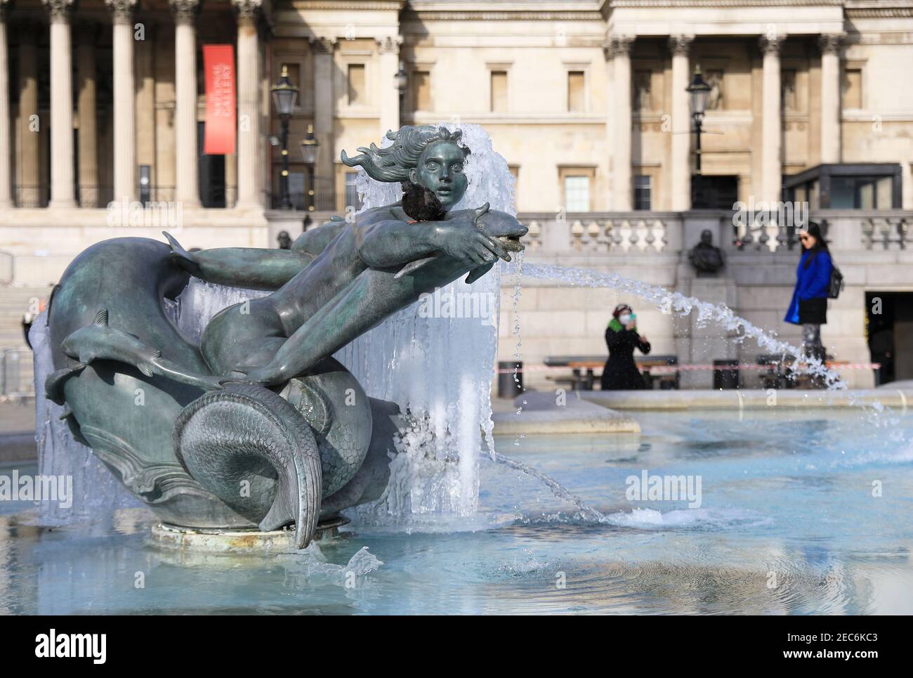 London, Großbritannien, Februar 13th 2021. Trafalgar Square am letzten Tag des großen Eises im Land. Touristen strömten, um die gefrorenen Statuen und Eiswasser zu fotografieren, nach einer weiteren eisigen Nacht. Monica Wells/Alamy Live News Stockfoto