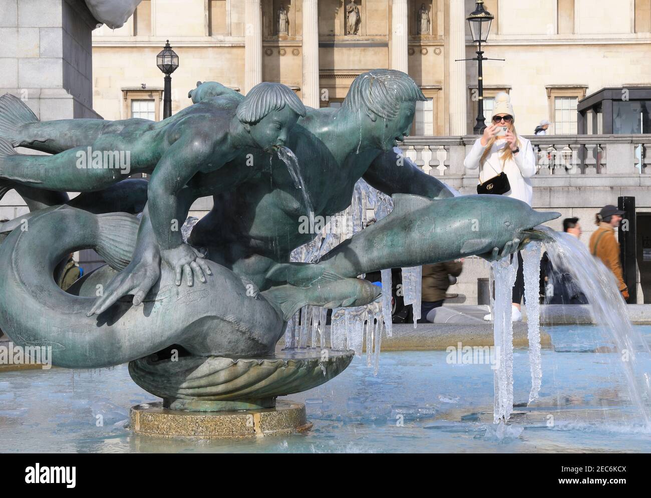 London, Großbritannien, Februar 13th 2021. Trafalgar Square am letzten Tag des großen Eises im Land. Touristen strömten, um die gefrorenen Statuen und Eiswasser zu fotografieren, nach einer weiteren eisigen Nacht. Monica Wells/Alamy Live News Stockfoto