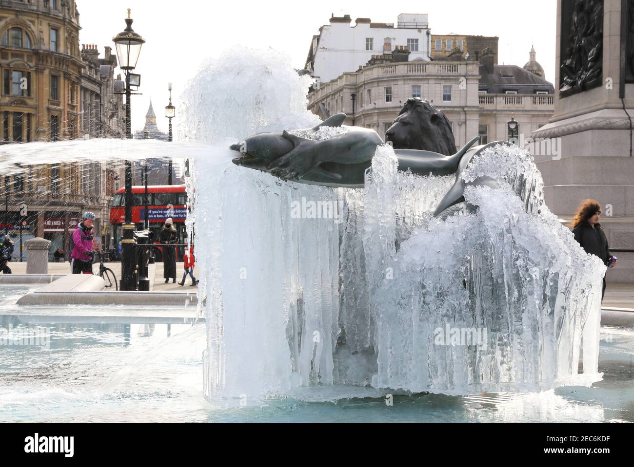 London, Großbritannien, Februar 13th 2021. Trafalgar Square am letzten Tag des großen Eises im Land. Touristen strömten, um die gefrorenen Statuen und Eiswasser zu fotografieren, nach einer weiteren eisigen Nacht. Monica Wells/Alamy Live News Stockfoto