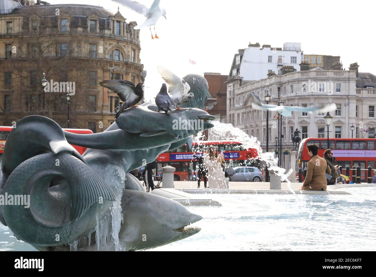 London, Großbritannien, Februar 13th 2021. Trafalgar Square am letzten Tag des großen Eises im Land. Touristen strömten, um die gefrorenen Statuen und Eiswasser zu fotografieren, nach einer weiteren eisigen Nacht. Monica Wells/Alamy Live News Stockfoto