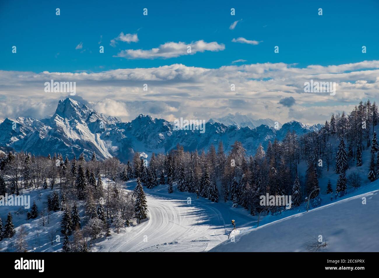 Auf dem Berg Zoncolan, Karnischen alpen nach einem großen Schneefall. Provinz Udine, Region Friaul-Julisch Venetien, Italien Stockfoto