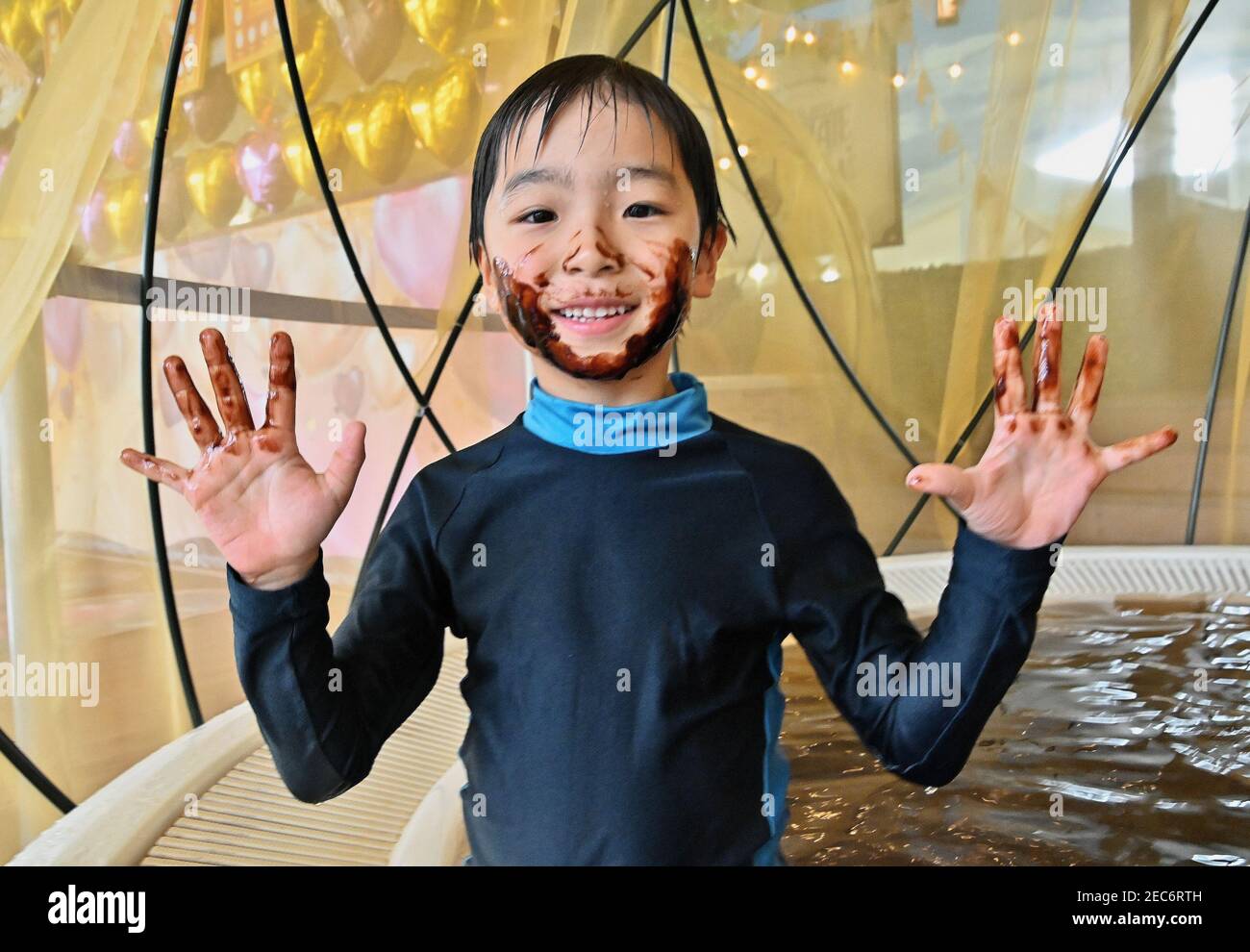 Hakone, Japan. Februar 2021, 13th. Ein Junge posiert für Kamera im Yunessun Spa Resort in Hakone, Präfektur Kanagawa, Japan am Samstag, 13. Februar 2021. Diese jährliche Veranstaltung von kostenlosen zu bezahlten Service geändert Vermeiden Sie die Überfüllung der Badenden und verhindern die Ausbreitung des neuen Coronavirus. Foto von Keizo Mori/UPI Kredit: UPI/Alamy Live News Stockfoto