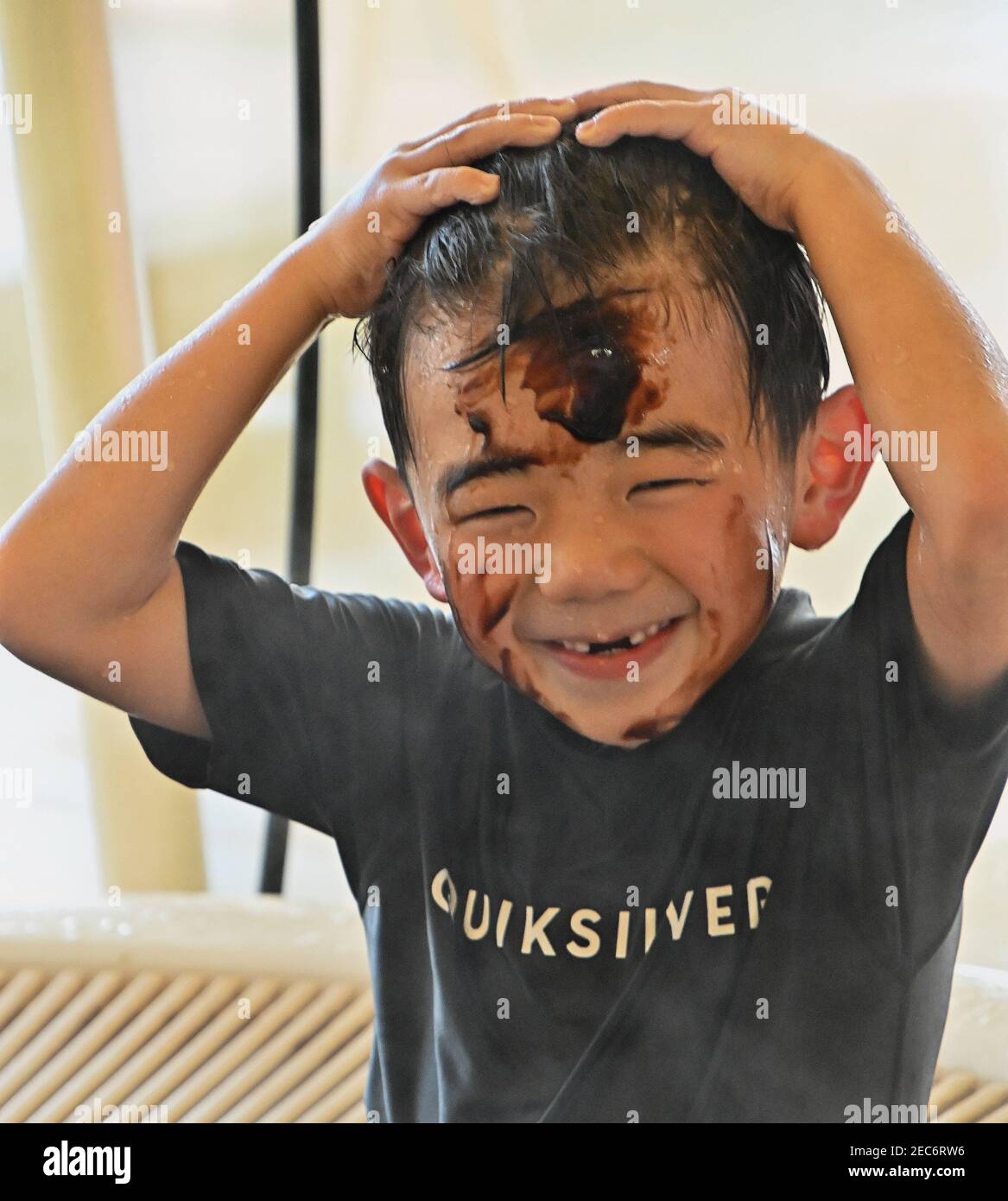 Hakone, Japan. Februar 2021, 13th. Ein Junge posiert für Kamera im Yunessun Spa Resort in Hakone, Präfektur Kanagawa, Japan am Samstag, 13. Februar 2021. Diese jährliche Veranstaltung wurde von einem kostenlosen zu einem kostenpflichtigen Service umgestellt, um die Verdrängung von Badenden zu vermeiden und die Ausbreitung des neuen Coronavirus zu verhindern. Foto von Keizo Mori/UPI Kredit: UPI/Alamy Live News Stockfoto