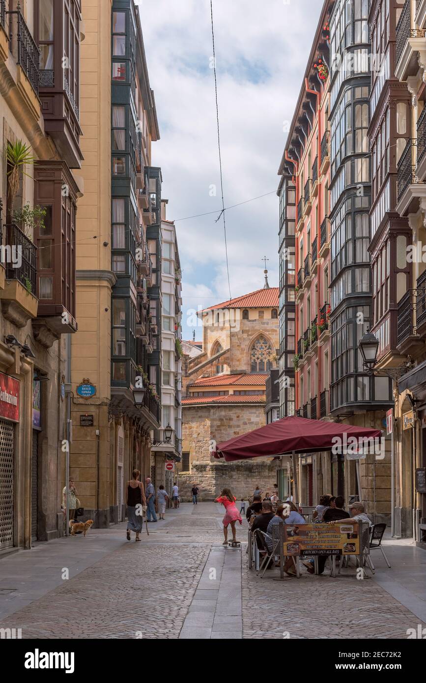 Spaziergänger in der historischen Altstadt von Bilbao, Spanien Stockfoto
