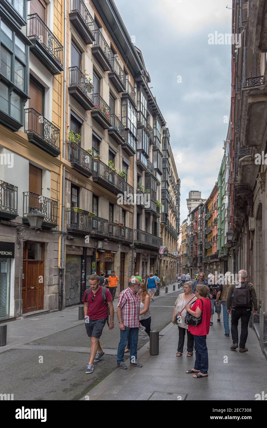 Spaziergänger in der historischen Altstadt von Bilbao, Spanien Stockfoto