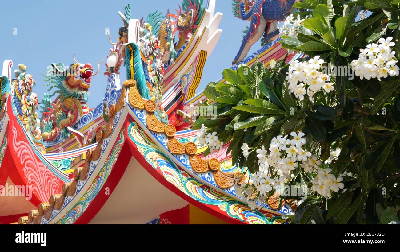 Traditionelle orientalische taoistische chinesische Kloster Tempel Dach Details, festliche Drachen Dekoration. Klassischer asiatischer religiöser mehrfarbiger Schrein oder Pagode in b Stockfoto