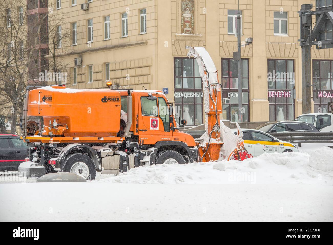 Moskau, Russland, 13. Februar 2021: Schneepflug zum Verladen von Schnee in einen LKW. Stockfoto