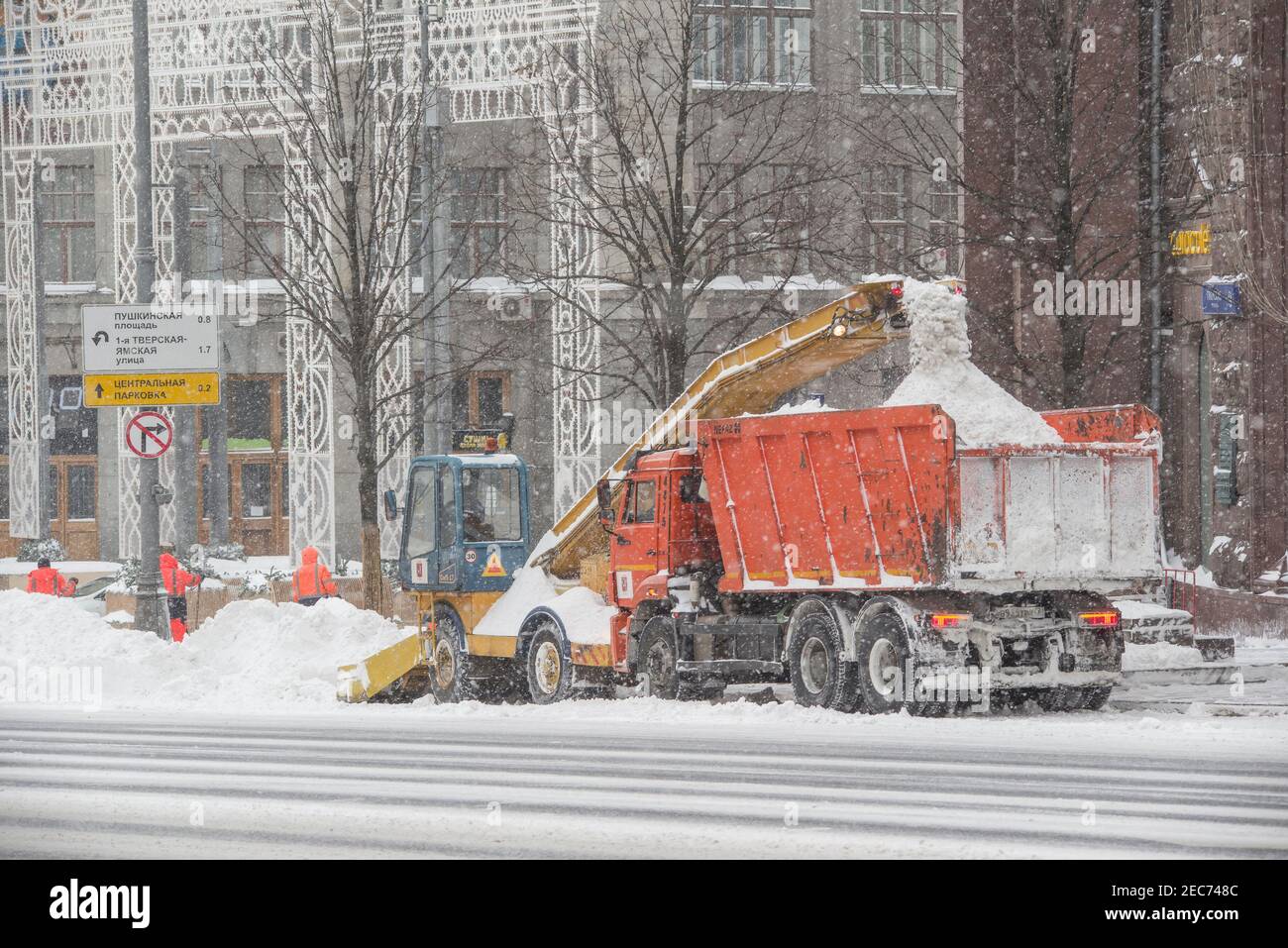 Moskau, Russland, 13. Februar 2021: Ein Schneepflug reinigt die Straße nach einem schweren Schneesturm. Stockfoto