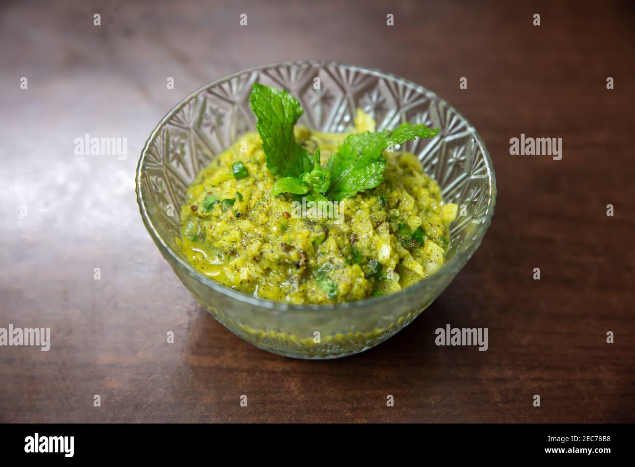 Nepali Stil Radish Pickle, Mula ko Achar in einer Schüssel mit Minzblättern garniert. Stockfoto