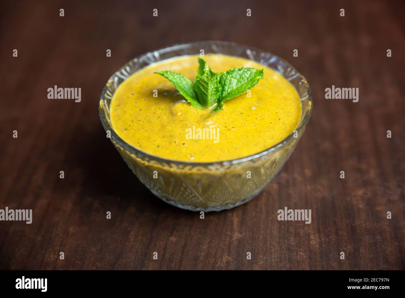 Beliebte nepalesische Momo Pickle, Momo Chutney oder Achar in einer Schüssel serviert. Knödel Sauce Stockfoto