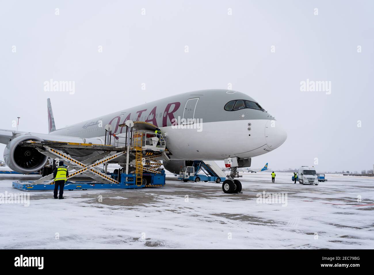 Ukraine, Kiew - 12. Februar 2021: Gepäck in den Gepäckraum des Flugzeugs  verladen. Winter Flughafen. Ein QATAR Airlines A7-ALW AIRBUS A350-9  Stockfotografie - Alamy