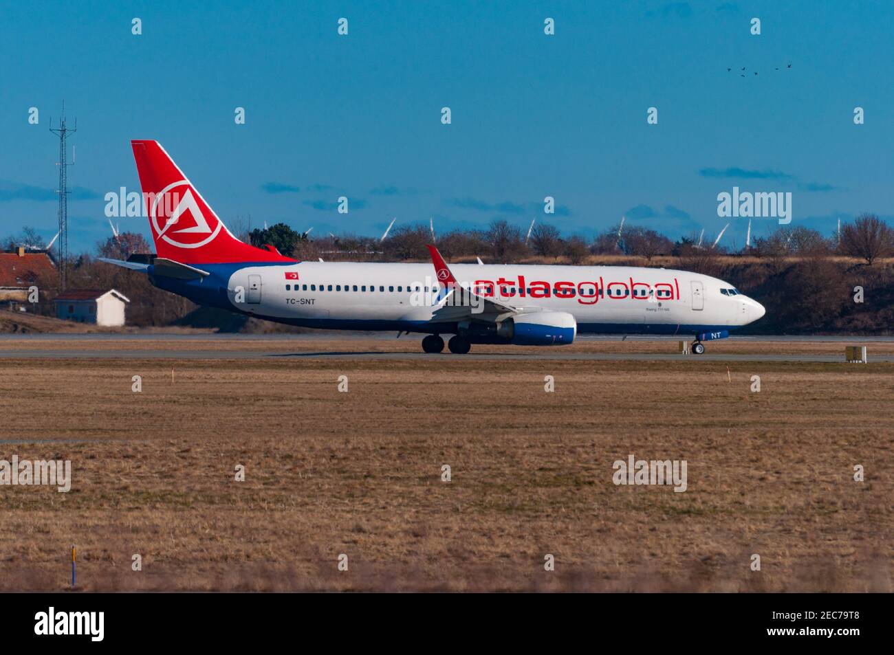 Kopenhagen Dänemark - März 17. 2018: Boeing 737-800 der türkischen Airline Atlas Global rollt zum Start am Flughafen Kopenhagen Stockfoto