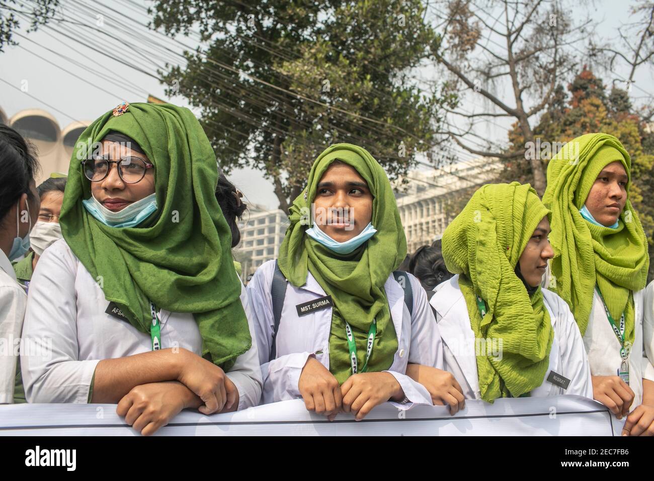 Während der Demonstration schauen die Demonstranten auf.Krankenpflegende Studenten inszenierten eine Demonstration, in der sie die Absage der Registrierung von Studenten der TEB (Technical Education Board) Patient Care Technology als Krankenschwestern forderten. Tausende von Studenten des BSC in Krankenpflege, Diplom in Krankenpflege und Diplom in Hebammenarbeit bildeten eine menschliche Kette vor dem Bangladesh National Museum unter dem Banner der Bangladesh Student Nurses and Hebammen Sammilito Parishad (BSNMSP) und forderten die Aufhebung der Entscheidung des Gesundheitsministeriums. Stockfoto