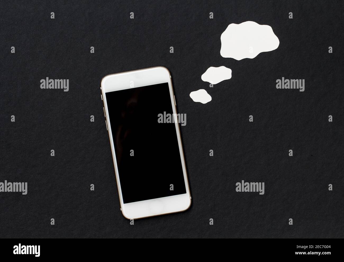 Weißes Telefon mit leerer Textwolke. Smartphone und Cartoon-Stil Wolke. Handy-Banner-Vorlage mit Textplatz. Schwarz-weißer Hintergrund mit iPho Stockfoto