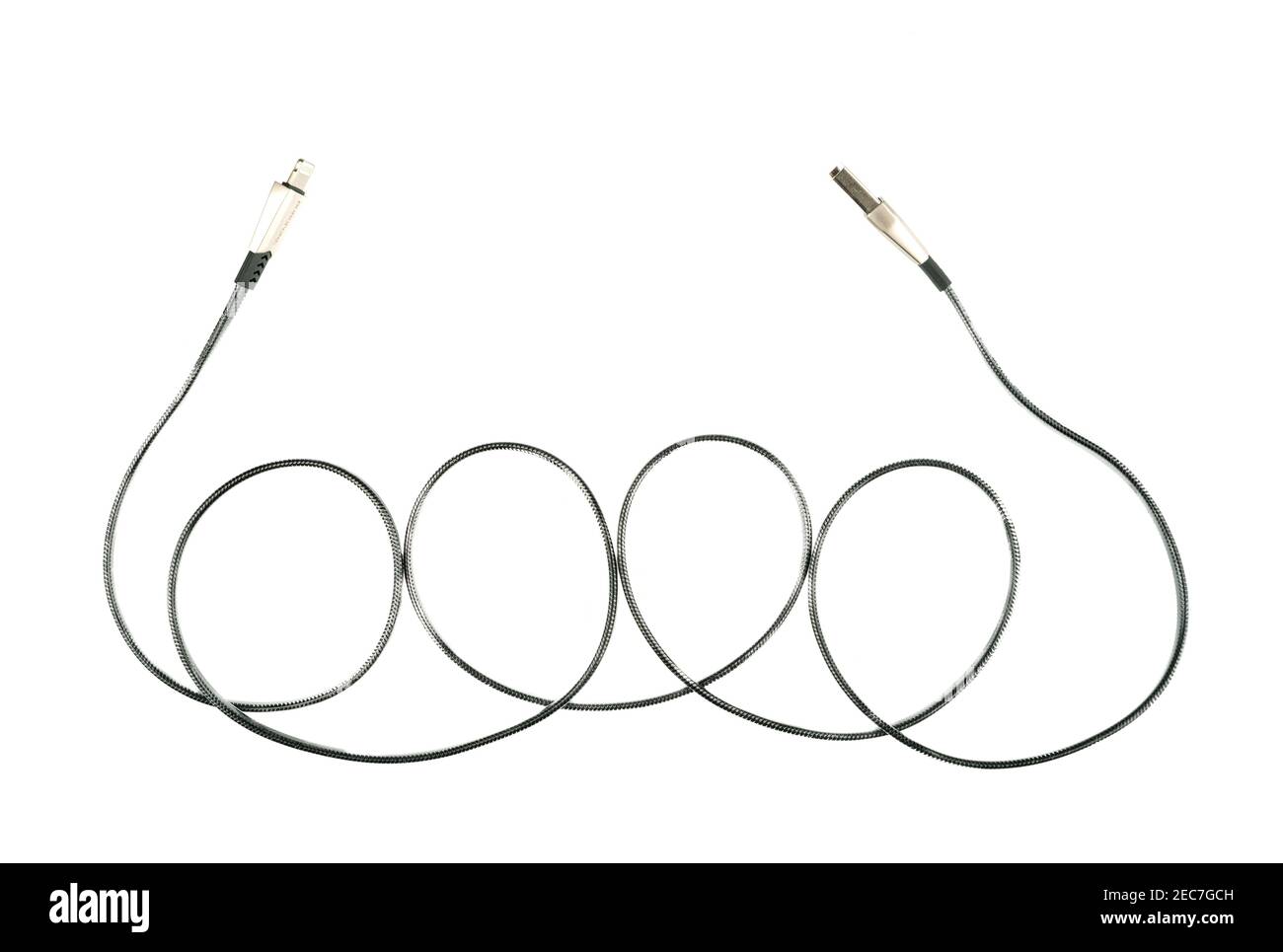 Datenkabel mit verschiedenen Arten von USB-Anschlüssen, isoliert auf weißem Hintergrund. Draufsicht. Speicherplatz kopieren. Stockfoto