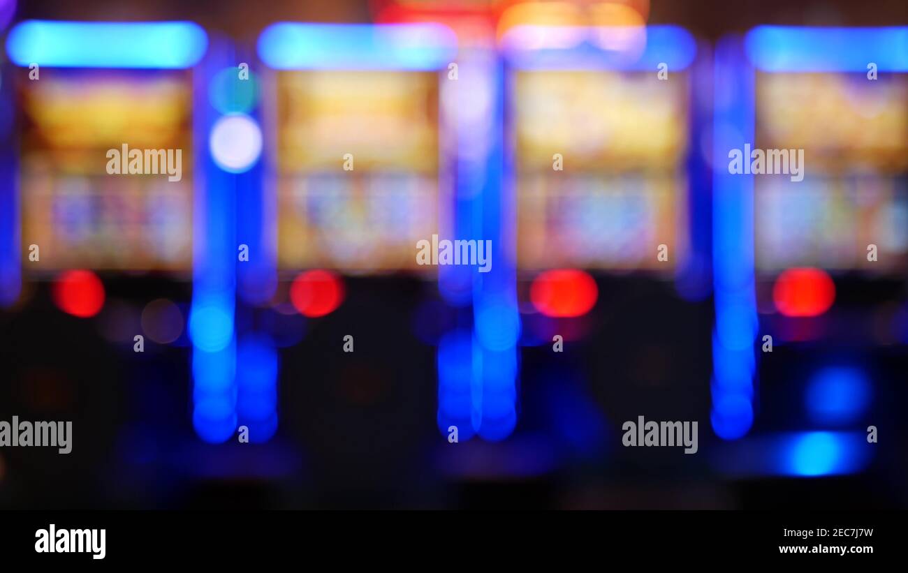 Unschärfe-Spielautomaten leuchten im Casino auf dem fabelhaften Las Vegas Strip, USA. Verschwommene Jackpot-Spielautomaten im Hotel in der Nähe der Fremont Street. Leuchtendes Neon Stockfoto