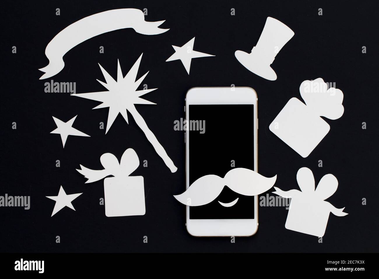 Weißes Telefon in Papierschnitt Collage mit Zauberstab und Geschenke. Smartphone Magier mit Schnurrbart und Vintage-Hut. Weißes Telefon magische Show Banner temp Stockfoto