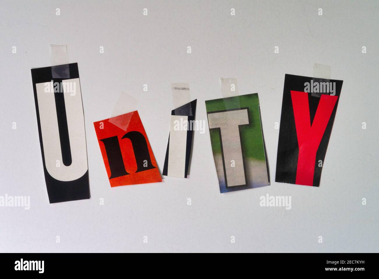 Das Wort Einheit auf einem Pinnwand mit ausgeschnittenem Papier Buchstaben in der Lösegeldforderung Wirkung Typografie Stockfoto