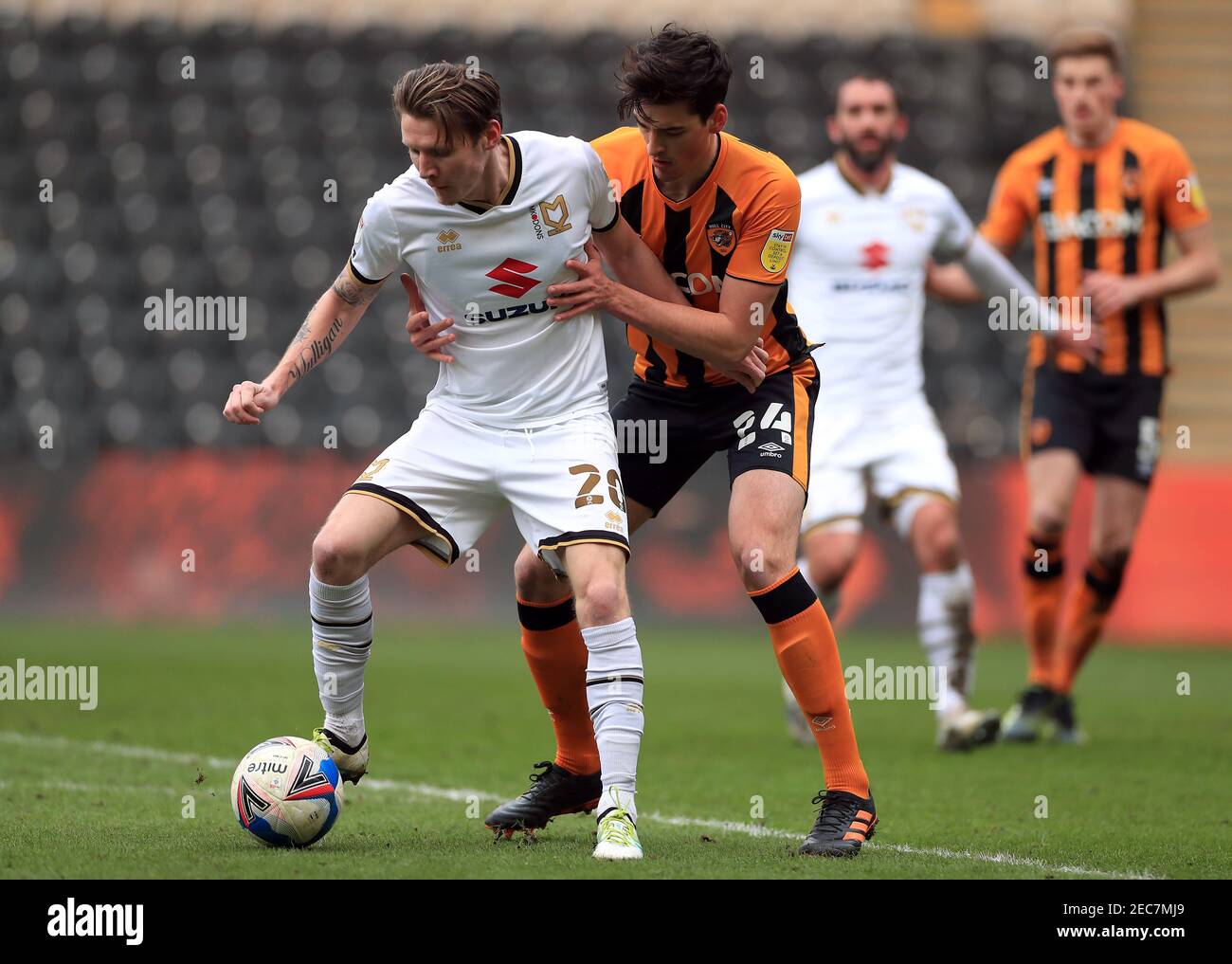 Jacob Greaves von Hull City (rechts) und Joe Mason von Milton Keynes Dons kämpfen während des Sky Bet League One-Spiels im KCOM-Stadion Hull um den Ball. Bilddatum: Samstag, 13. Februar 2021. Stockfoto