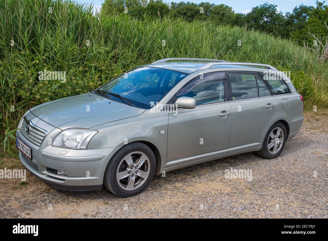 Avno Dänemark - Juli 1. 2018: Toyota Avensis Mietwagen in der Natur geparkt Stockfoto