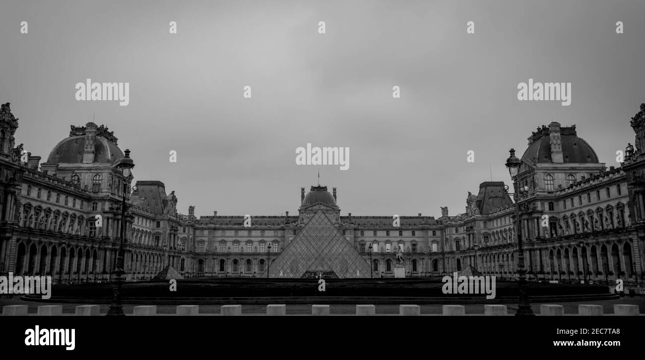 Das Louvre Museum (Musée du Louvre) in Paris, Frankreich, das größte Kunstmuseum der Welt - schwarz-weiß. Stockfoto