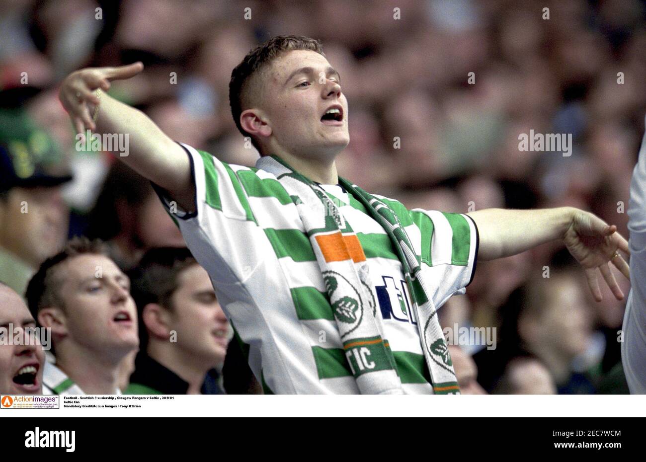 Football Scottish Premiership Glasgow Rangers V Celtic 30 9 01 Celtic Fan Pflichtangabe Action Images Tony O Brien Stockfotografie Alamy