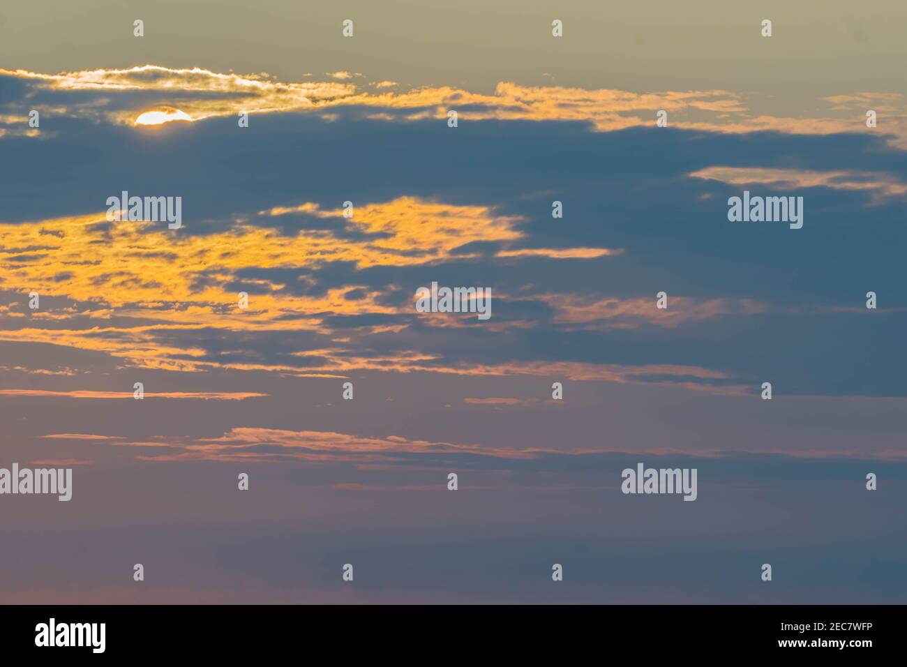 Farbenfrohe dramatische Himmel Hintergrund bei Sonnenuntergang. Dämmerung Himmel mit Wolken Zusammensetzung. Stockfoto