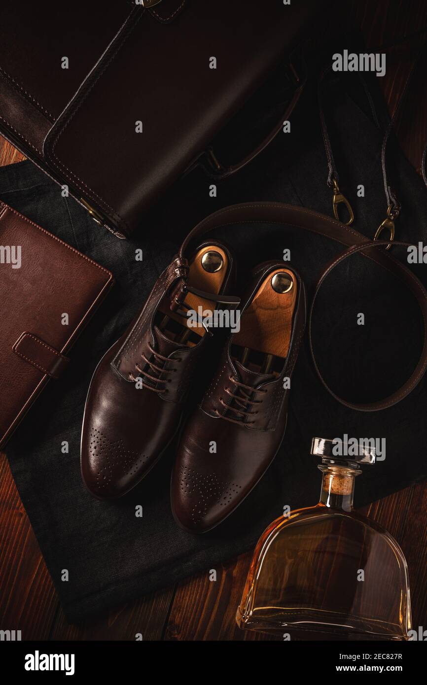 Modische klassische braune Herrenschuhe auf Holzhintergrund Stockfoto