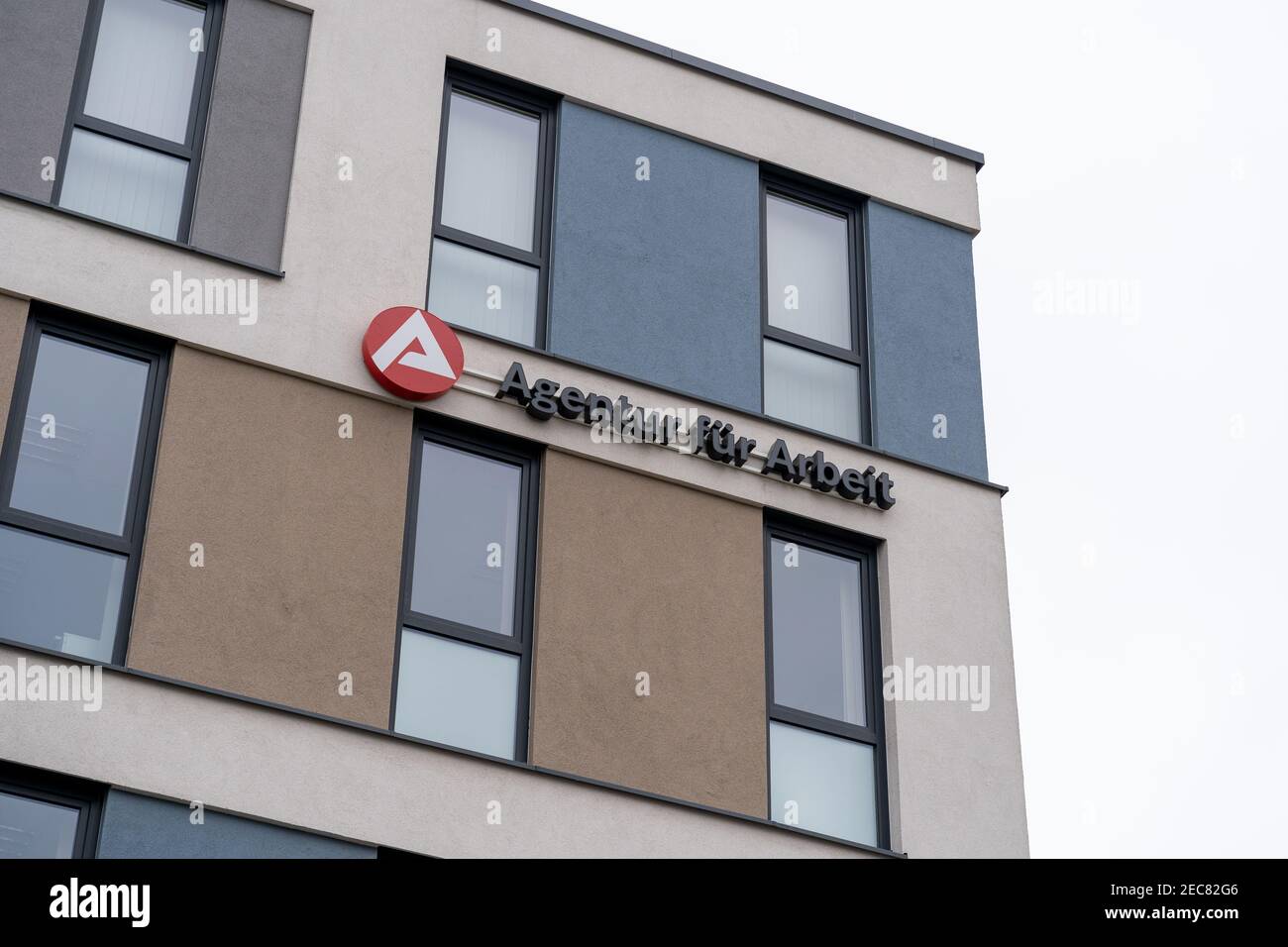 Logo der deutschen Arbeitsagentur an der Wand des Jobcenter-Gebäudes. Stockfoto