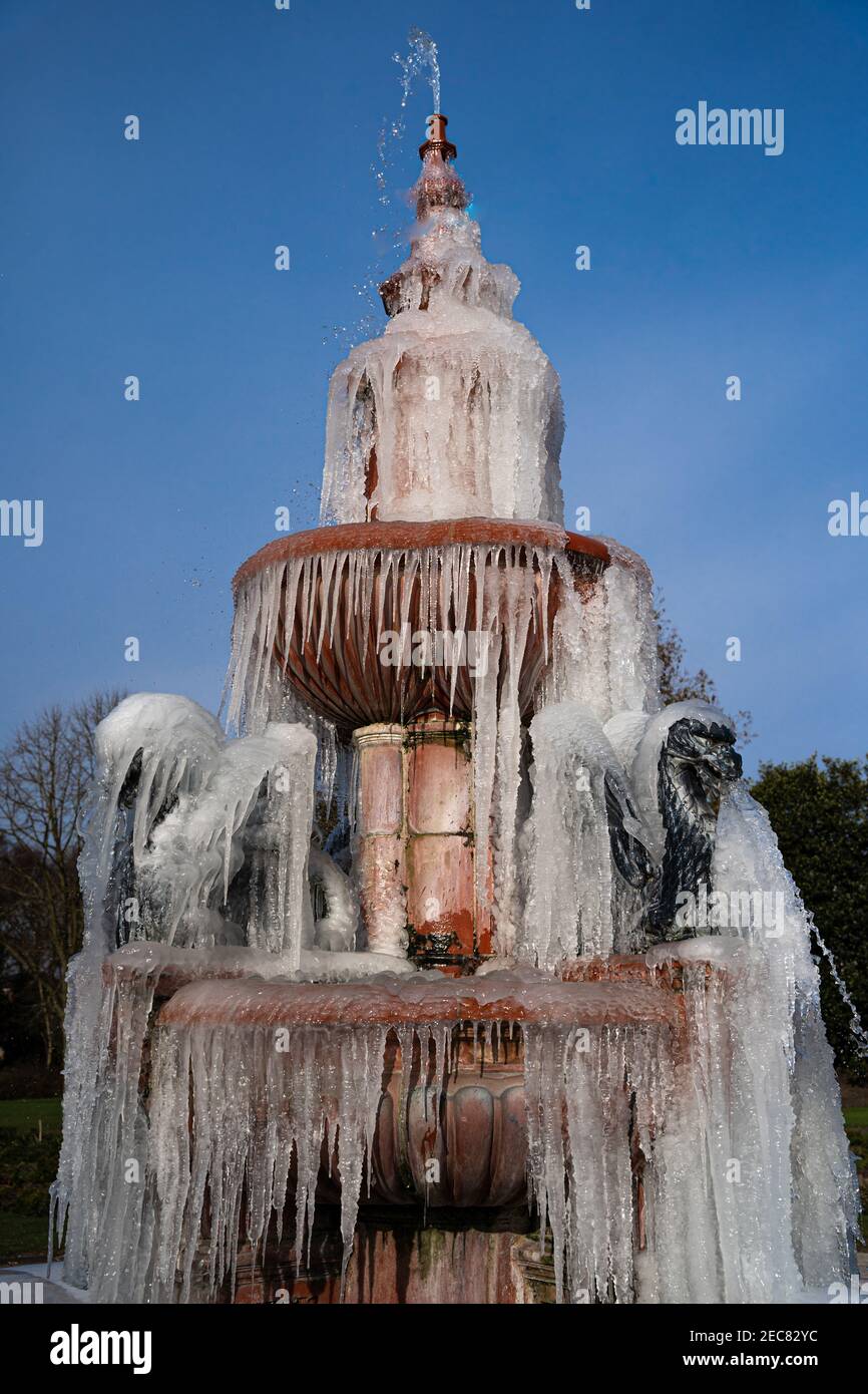 Ein gefrorener viktorianischer Brunnen mit großen Eiszapfen, in Hanley Park, Stoke-on-Trent, Großbritannien Stockfoto